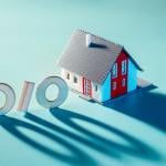 A 3D model of a house next to a percent figure with long shadows.