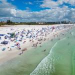 Aerial photo of tourists on Siesta Key Beach in Florida.
