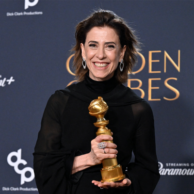 Fernanda Torres poses with Golden Globe for “I'm Still Here”.