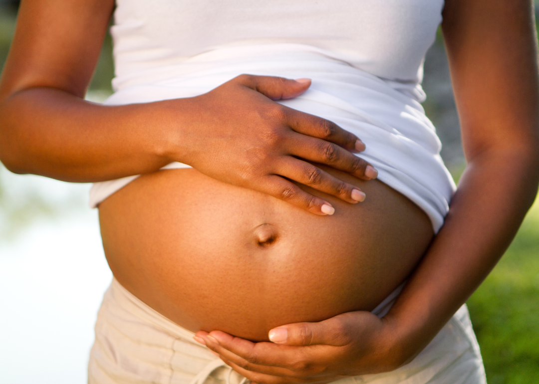 A close up of the pregnant belly of a Black woman. 