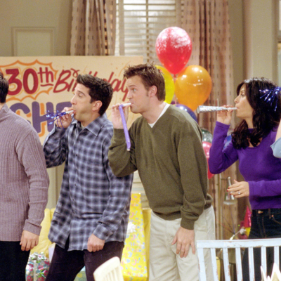 Matt LeBlanc as Joey Tribbiani, David Schwimmer as Ross Geller, Matthew Perry as Chandler Bing, Courteney Cox as Monica Geller and Lisa Kudrow as Phoebe Buffay in a scene from the NBC TV show "Friends", episode: "The One Where They All Turn Thirty."