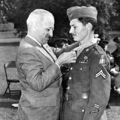 President Truman presents the Medal of Honor to Desmond T. Doss in 1945.