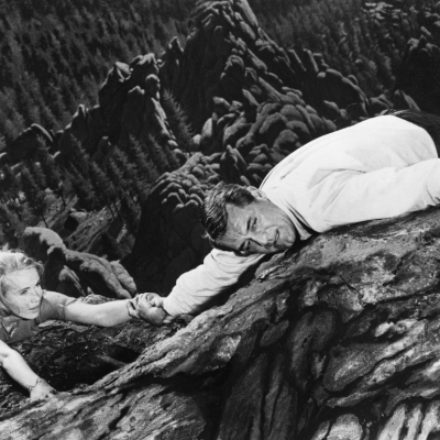 Roger O Thornhill, played by Cary Grant (1904 - 1986), and Eve Kendall, played by Eva Marie Saint, hanging from a cliff at Mount Rushmore in 'North By Northwest', directed by Alfred Hitchcock, 1959.