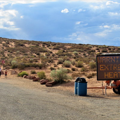 A sign warning of extreme heat by Horseshoe Bend in Page, Arizona