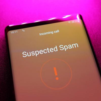 A phone displaying detection of an incoming call as a suspected spam.