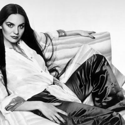 Country singer Crystal Gayle poses for a 1977 portrait.