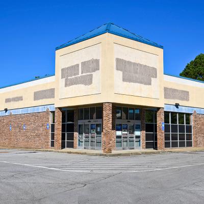 An empty small business establishment that closed during the 2020 pandemic.