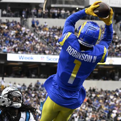 Allen Robinson II #1 of the Los Angeles Rams catches a touchdown pass.