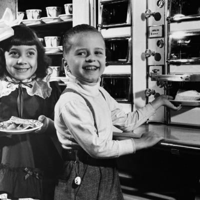 Children selecting pieces of pie from automat.