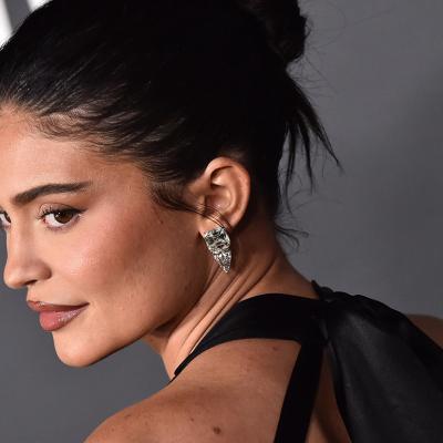 Head and shoulders photo of Kylie Jenner arriving for Baby2Baby Annual Gala on November 12, 2022 in WeHo.