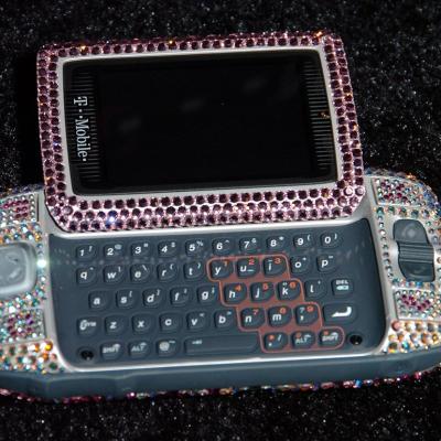 A rhinestones-studded T-Moble Sidekick II unit.