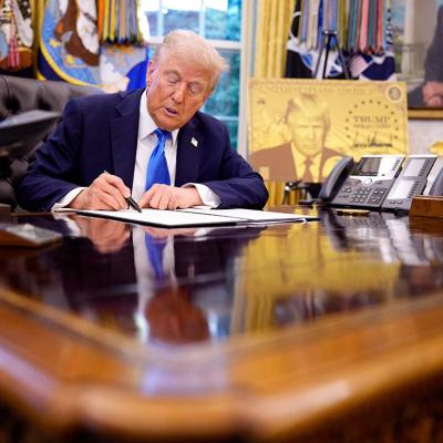 President Donald Trump signs an executive order in the Oval Office at the White House on September 19, 2025 in Washington, DC introducing a $100,000 fee for H-1B visas.