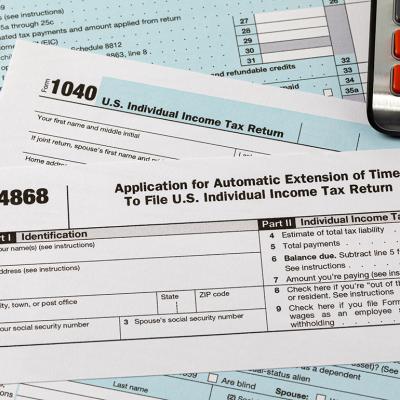US tax forms 1040 and 4868.
