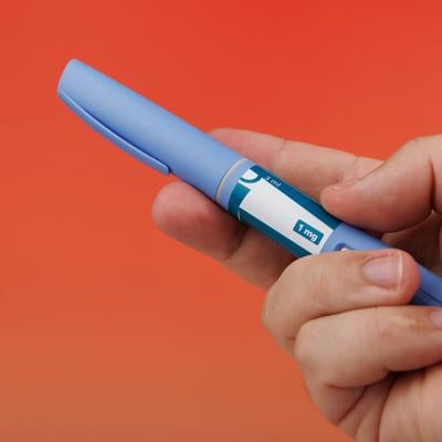 Person's hand holding a semaglutide pen.