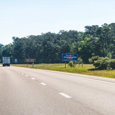 A 'Welcome to Mississippi' road sign on the highway at the border of Louisiana.