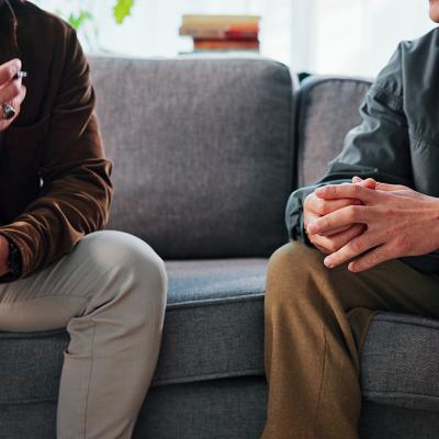 A psychologist discussing evaluation to a patient during a clinic counseling session.