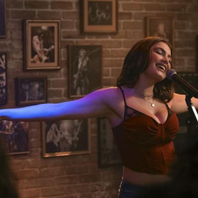 Hannah Wells (Ella Bright) in OFF CAMPUS. 