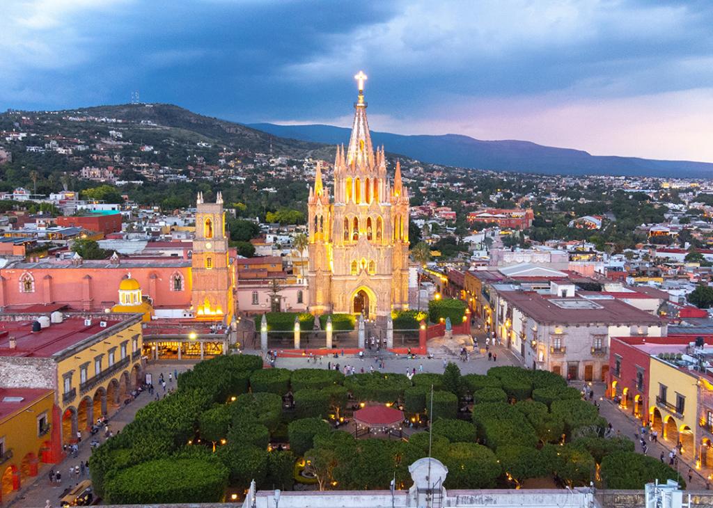 An aerial view of the Parroquia Archangel Jardin Town Square in Mexico.