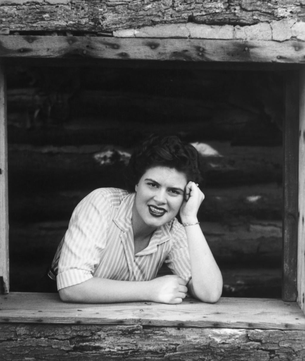 Singer Patsy Cline poses for a portrait in Nashville, Tennessee circa 1958.