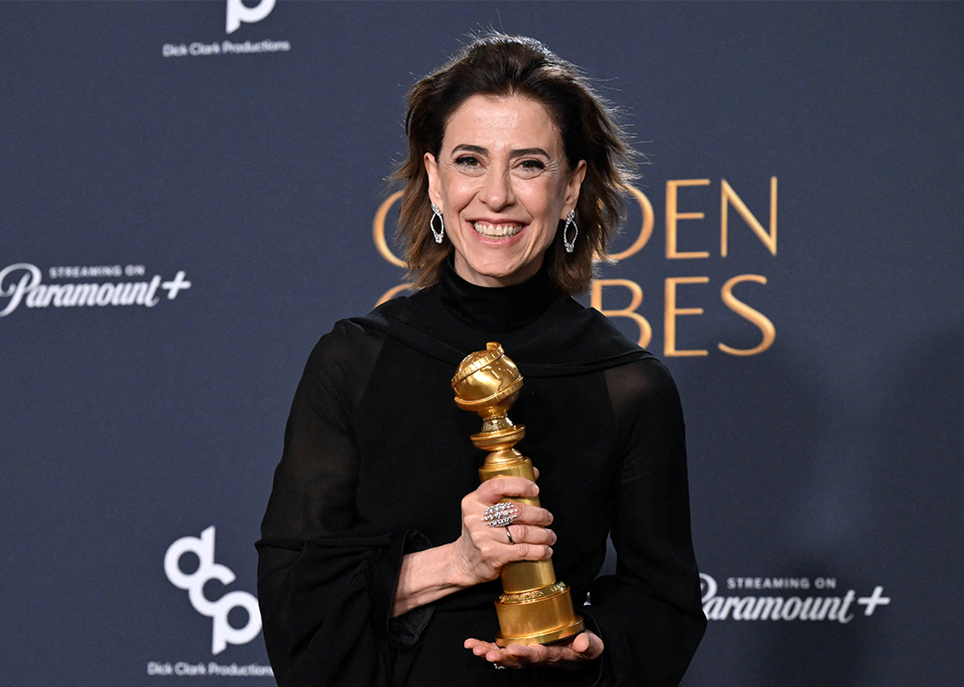 Fernanda Torres poses with Golden Globe for “I'm Still Here”.