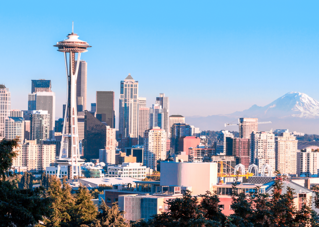 Clear sky behind the Seattle, Washington skyline