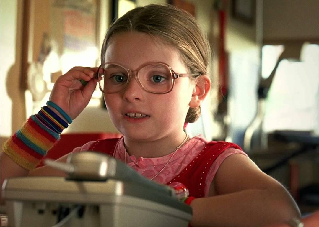 Abigail Breslin adjusts her glasses in the movie "Little Miss Sunshine"