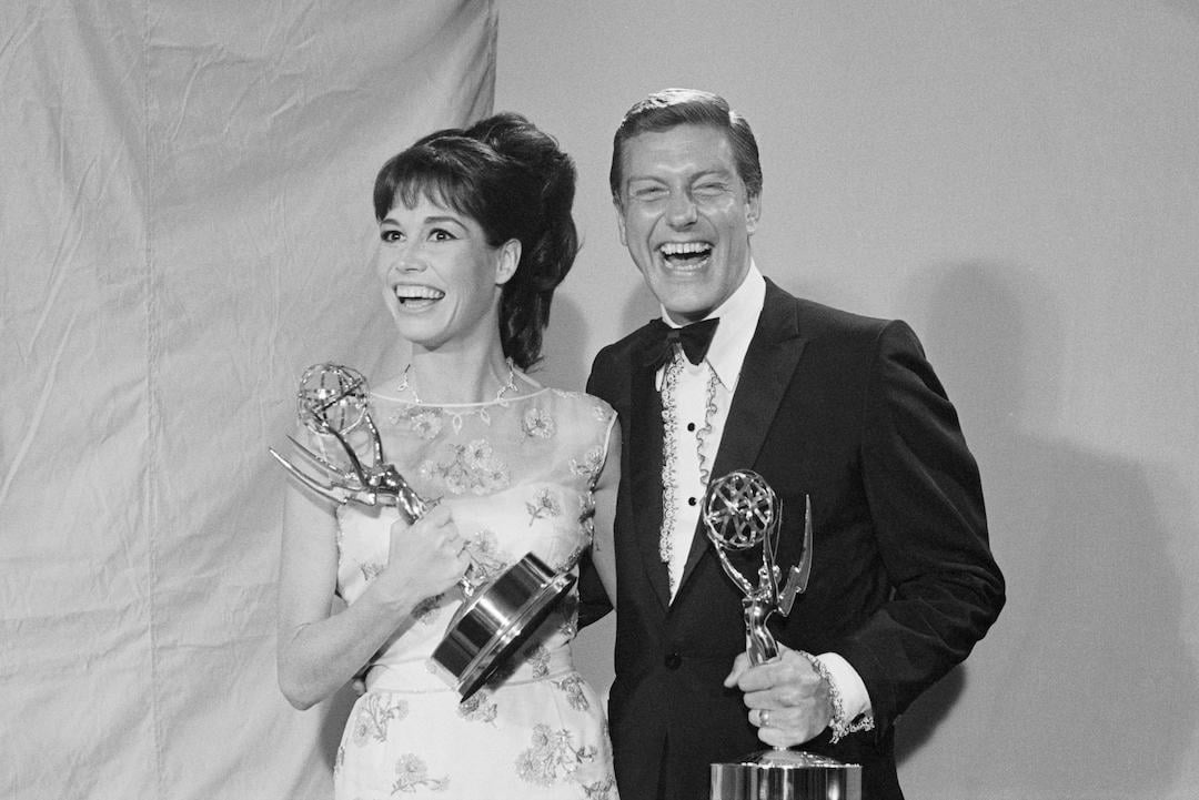 Mary Tyler Moore and Dick Van Dyke holding their Emmys in 1966.