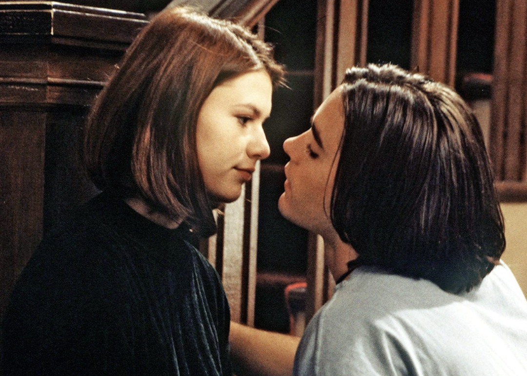 Claire Danes and Jared Leto lean in for a kiss in 'My So-Called Life.'