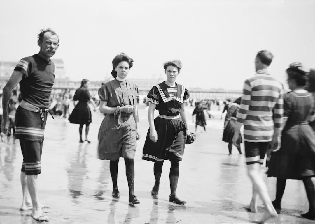 People walking along the beach in Atlantic City, New Jersey, at the end of the 19th century.