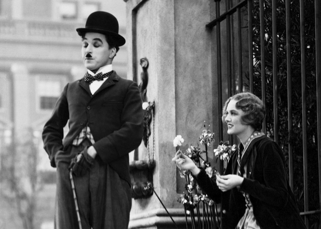Actors Charlie Chaplin as The Tramp and Virginia Cherrill as a blind flower seller in the film 'City Lights'. 
