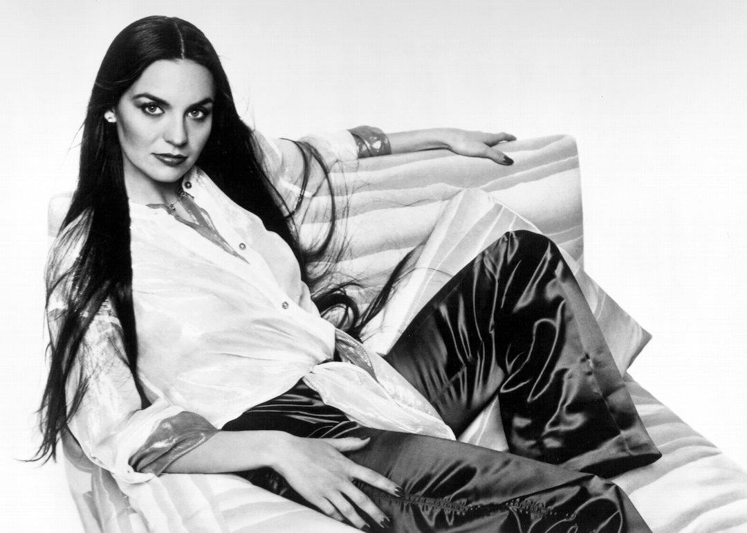 Country singer Crystal Gayle poses for a 1977 portrait.