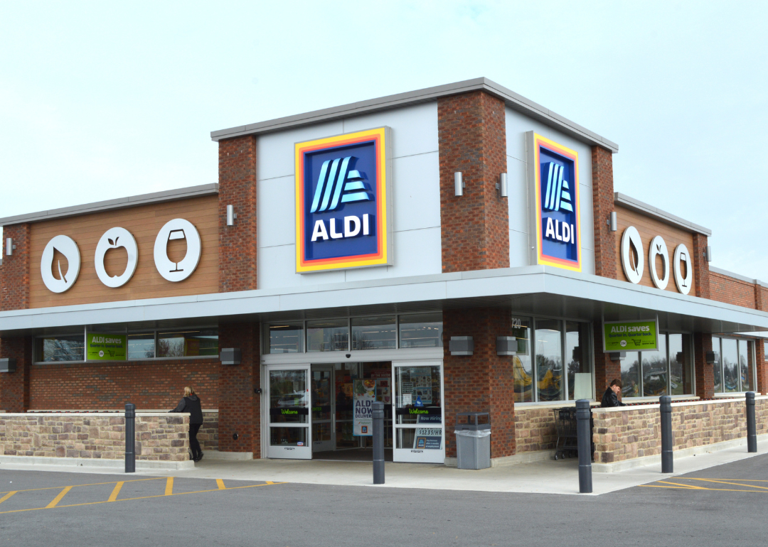 Exterior of Aldi grocery store in Ohio.