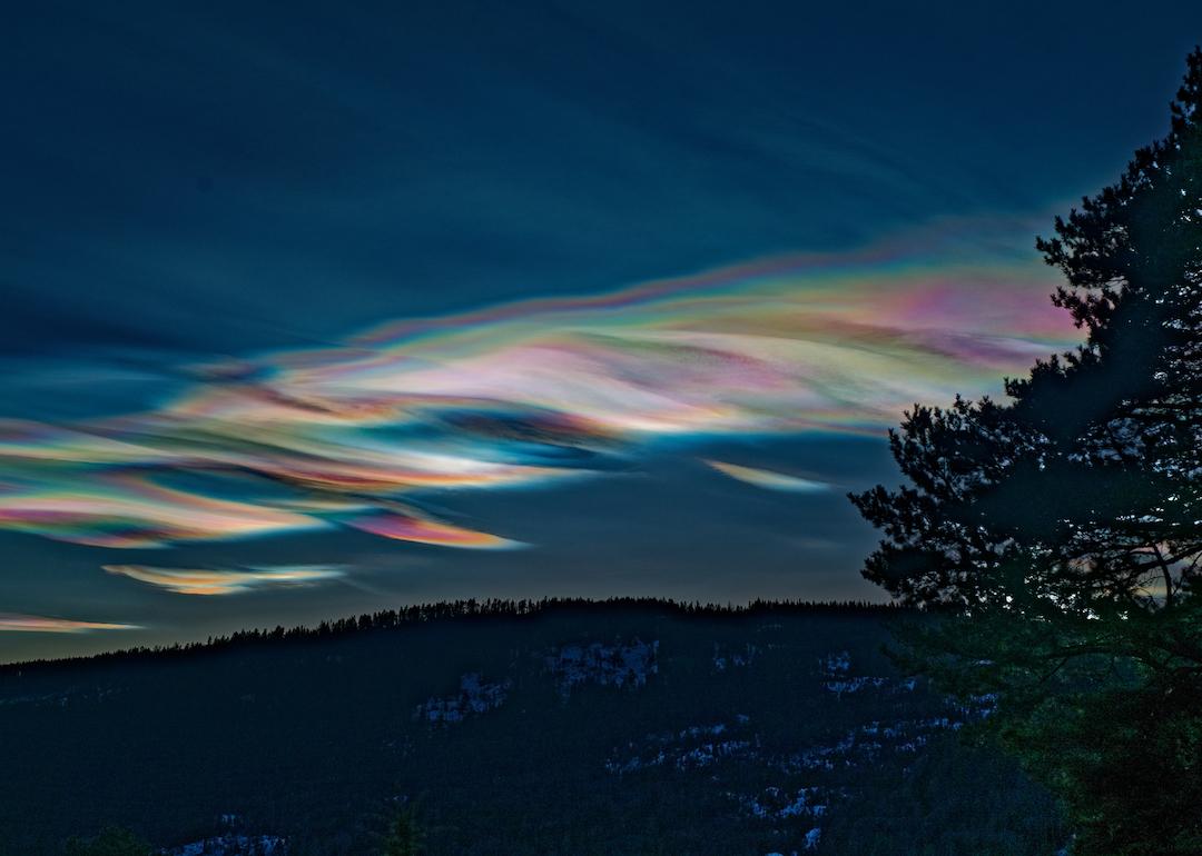 Evening sky with mother-of-pearl clouds.