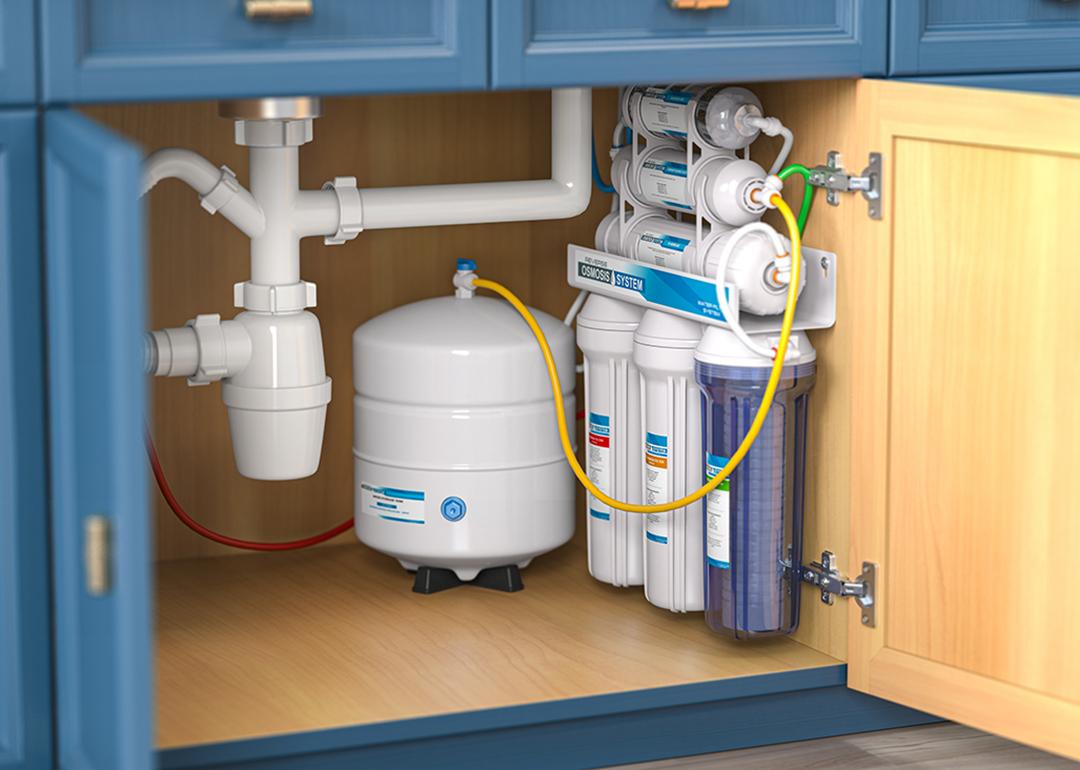 A reverse osmosis water purification system set under a kitchen sink.