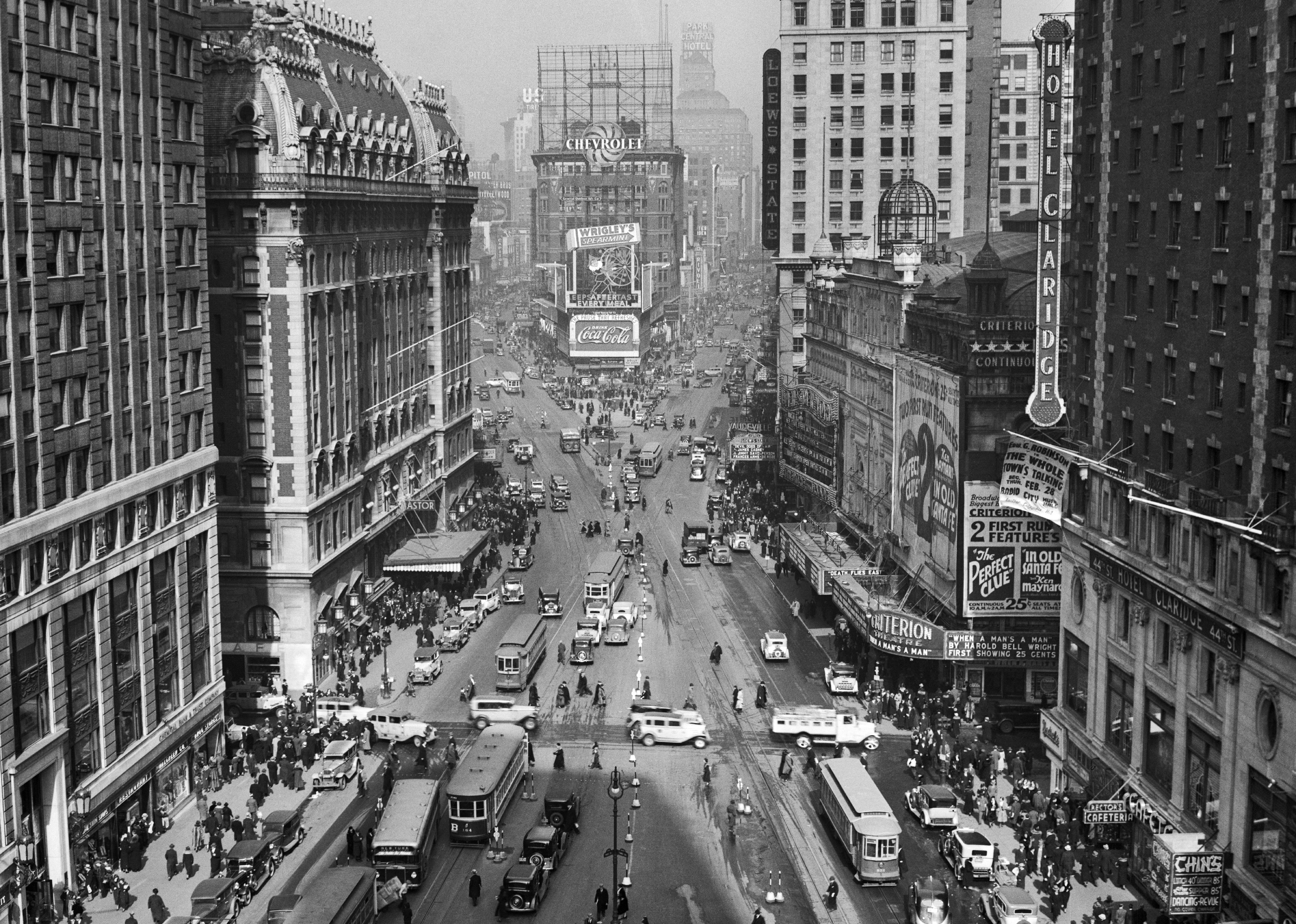 Times Square Rainy Day, New York City - 1943 — Old NYC Photos