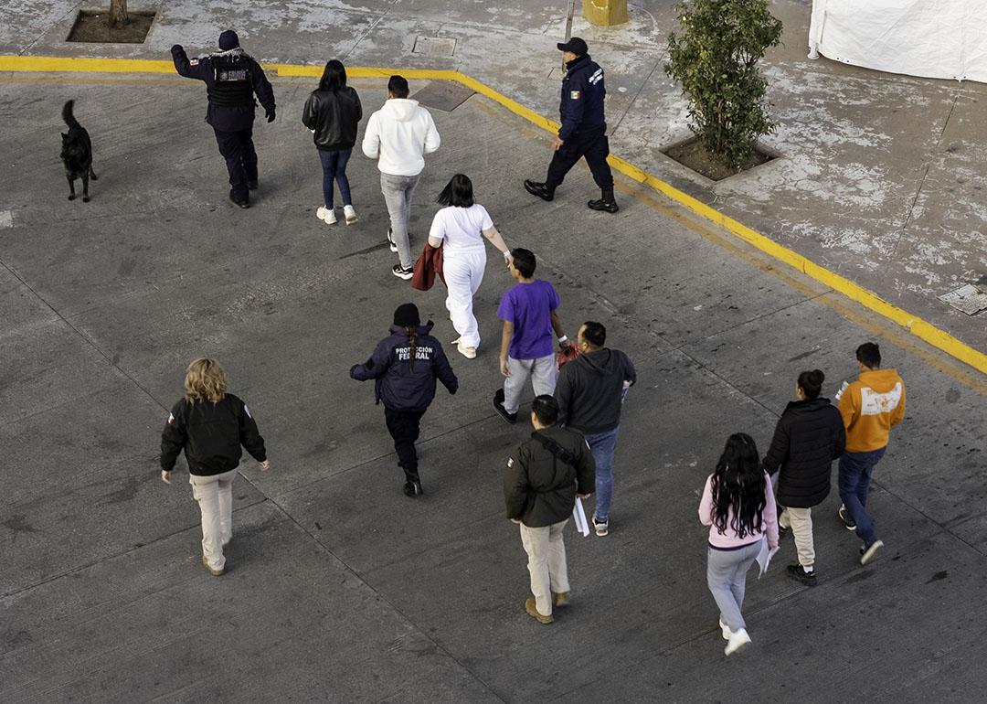 Aerial view of Mexican immigration officials and police escorting deportees in January 2025 from Nogales, Arizona