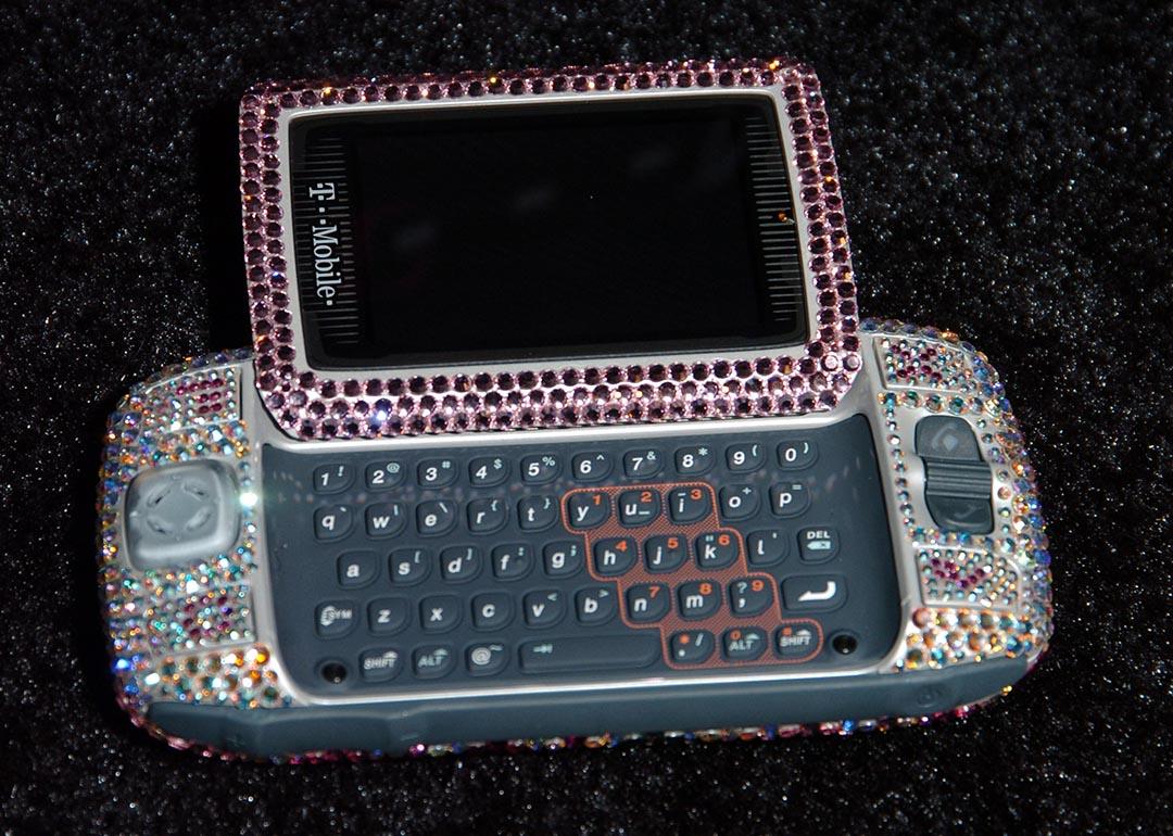 A rhinestones-studded T-Moble Sidekick II unit.