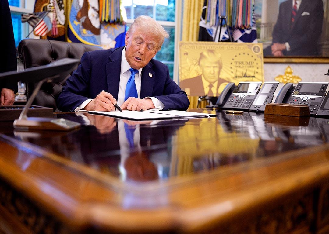 President Donald Trump signs an executive order in the Oval Office at the White House on September 19, 2025 in Washington, DC introducing a $100,000 fee for H-1B visas.