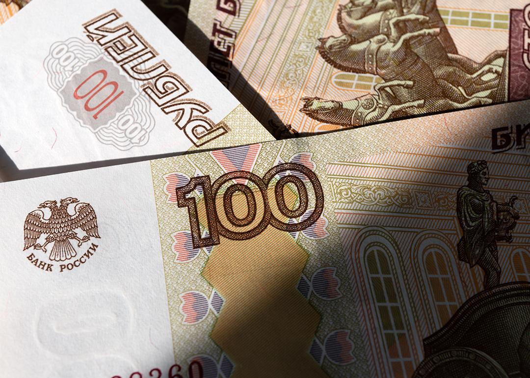 A close up on a 100-Russian Ruble banknote.