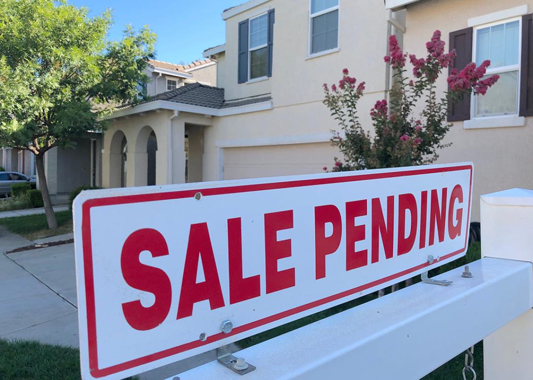 A sale pending sign in front of a house.