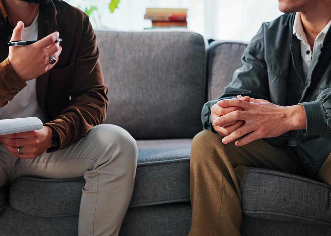 A psychologist discussing evaluation to a patient during a clinic counseling session.