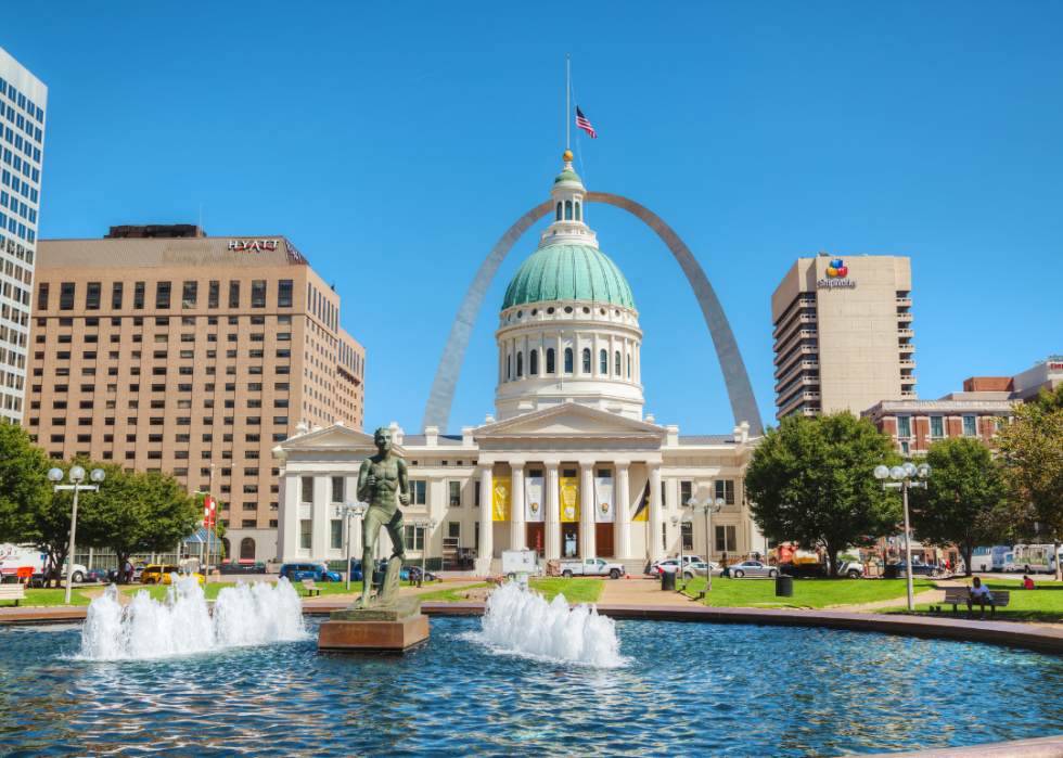 Courthouse and Gateway Arch in St Louis.