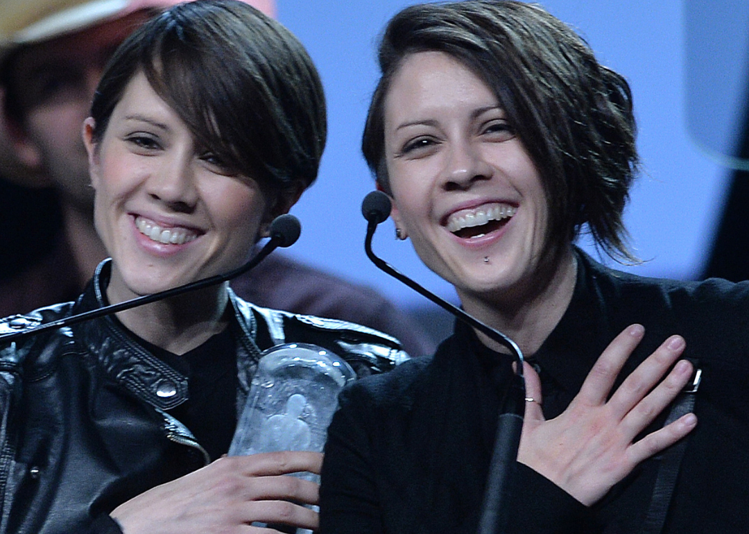 Tegan and Sara accept 2014 Juno Award for Pop Album of the Year.