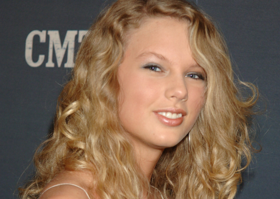 Taylor Swift poses for photo