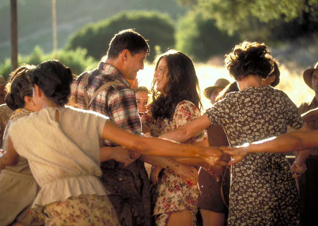 Keanu Reeves and Aitana Sanchez-Gijon in a scene from ‘A Walk in the Clouds.'