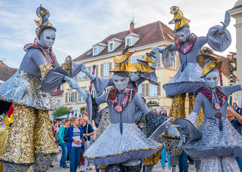 Masked Venezianische Messe participants on the Baroque Marketplace.