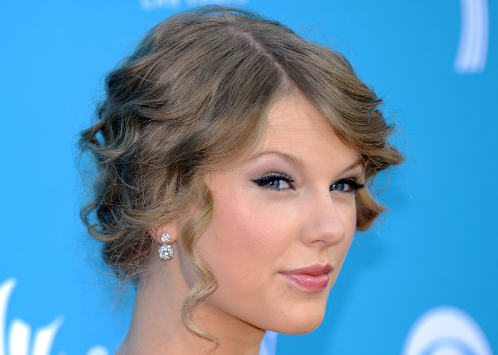 Taylor Swift arrives at the 45th Academy of Country Music Awards