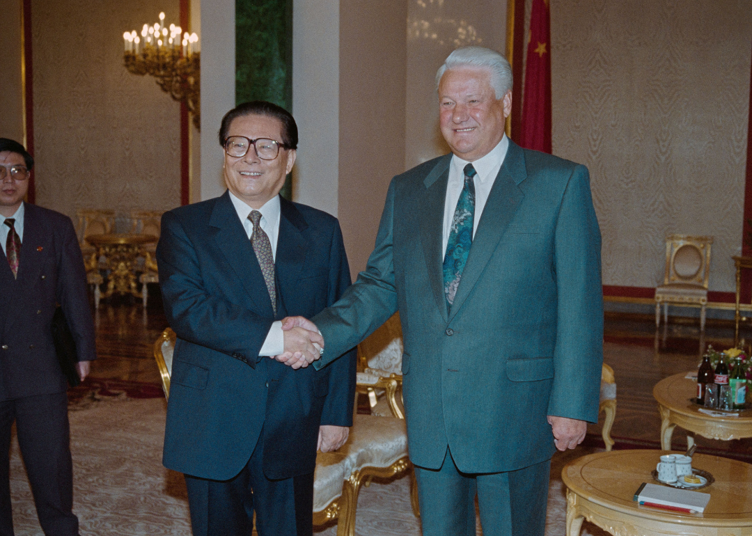 Boris Yeltsin and Jian Zemin shake hands at official meeting