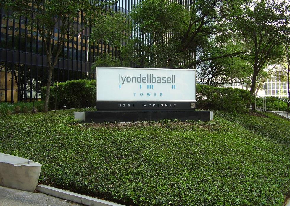 16 - Biggest bankruptcies of the past 35 years 1600px-LyondellbasellTower_1