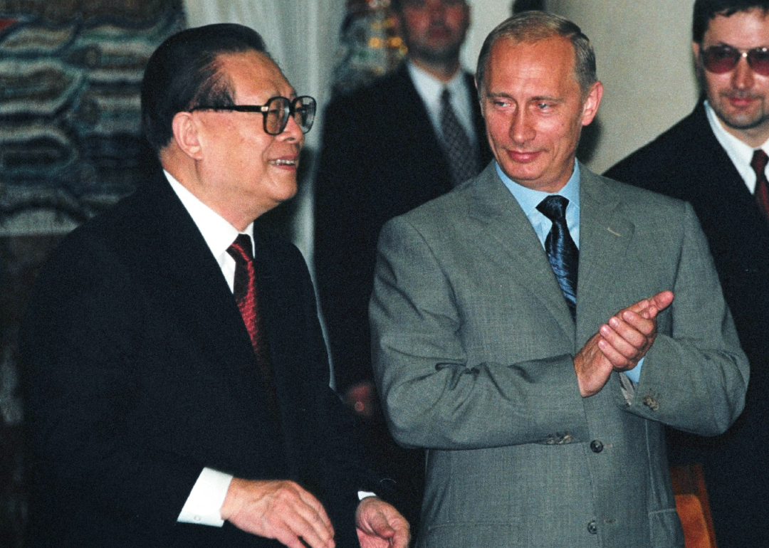 Jiang Zemin and Vladimir Putin pose for photos after signing treaty